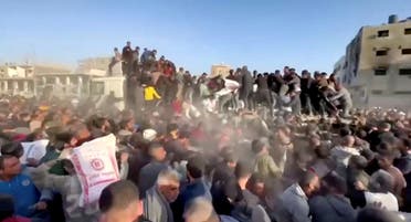 People rush towards an aid truck carrying bags of flour in Al Zaytun neighbourhood, amid the ongoing conflict between Israel and the Palestinian militant group Hamas, in Gaza City, in this still picture taken from a video, March 2, 2024. (File photo: Reuters)