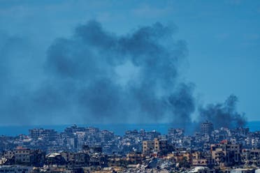 شمالی غزہ کی پٹی میں دھواں اٹھ رہا ہے، جیسا کہ جنوبی اسرائیل سے دیکھا گیا، 10 مارچ 2024۔ (اے پی)