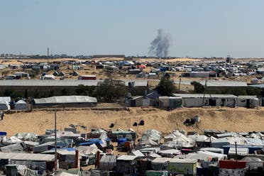 دخان يتصاعد خلال عملية إسرائيلية سابقة في رفح (رويترز)