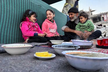 إفطارات بسيطة في غزة (رويترز)   