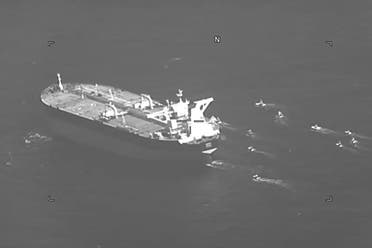 تظهر هذه الصورة الثابتة من الفيديو الذي نشرته البحرية الأميركية ناقلة النفط نيوفي التي ترفع علم بنما محاطة بسفن الحرس الثوري الإيراني في مضيق هرمز الأربعاء 3 مايو 2023. (أ ب)