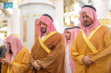 سعودی ولی عہد شہزادہ محمد سلمان مسجد نبوی میں نماز ادا کر رہے ہیں۔ [ایس پی اے]