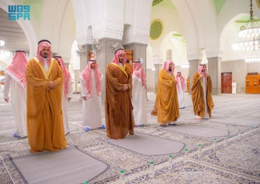 سعودی ولی عہد شہزادہ محمد سلمان مسجد قبا نماز ادا کر رہے ہیں۔ [ایس پی اے]