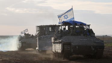 Esta fotografía tomada desde Israel cerca de la frontera con la Franja de Gaza muestra vehículos militares israelíes saliendo de Gaza el 7 de marzo de 2024, en medio de las batallas en curso entre Israel y el grupo militante palestino Hamás.  (AFP)