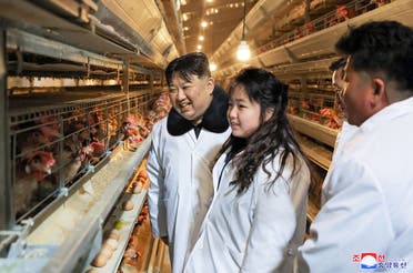 زعيم كوريا الشمالية وابنته جو إي خلال زيارة لمزرعة دواجن في يناير الماضي