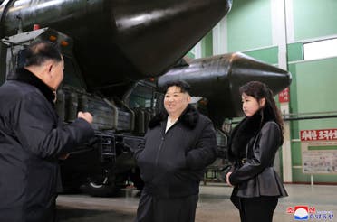 زعيم كوريا الشمالية وابنته جو إي خلال زيارة لمصنع للأسلحة في يناير الماضي