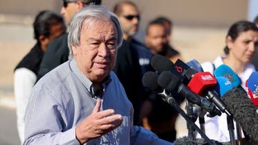 El secretario general de las Naciones Unidas, Antonio Guterres, habla con los medios de comunicación, después de visitar el cruce fronterizo de Rafah entre Egipto y la Franja de Gaza, mientras miembros de la Media Luna Roja egipcia coordinan la ayuda para Gaza, en el aeropuerto al-Arish, Egipto, el 23 de marzo de 2024. (Reuters)