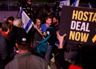 Los manifestantes discuten con agentes de policía durante una protesta contra el gobierno del primer ministro israelí, Benjamin Netanyahu, y piden la liberación de los rehenes secuestrados en el mortal ataque del 7 de octubre contra Israel por parte del grupo militante palestino Hamas desde Gaza, en Tel Aviv, Israel, el 23 de marzo de 2024. (Reuters)