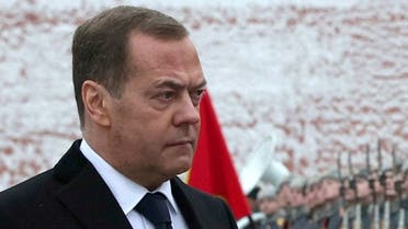 El vicepresidente del Consejo de Seguridad de Rusia, Dmitry Medvedev, participa en una ceremonia de colocación de una corona de flores en conmemoración del Día del Defensor de la Patria en la Tumba del Soldado Desconocido junto al Muro del Kremlin en Moscú, Rusia, el 23 de febrero de 2024. (Pool vía Reuters)