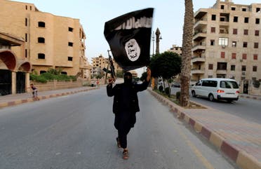 Un miembro leal a ISIS ondea una bandera de ISIS en Raqqa, Siria, el 29 de junio de 2014. (Reuters)