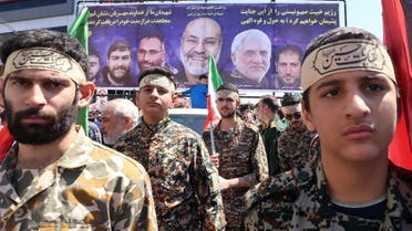 Los iraníes asisten al funeral de siete miembros del IRGC muertos en un presunto ataque israelí al consulado de Irán en Damasco, el 5 de abril de 2024, durante su procesión fúnebre en Teherán. (AFP)