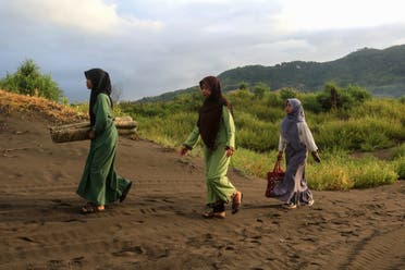 Muslims walk to take part in Eid al-Fitr prayers, marking the end of the holy month of Ramadan, at Parangkusumo sand dunes in Bantul, Yogyakarta, on April 10, 2024. (AFP)