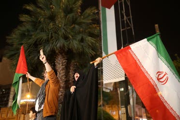 Οι Ιρανοί γιορτάζουν μετά την επίθεση του IRGC στο Ισραήλ, στην Τεχεράνη, Ιράν, 14 Απριλίου 2024. (Μέσω Reuters)