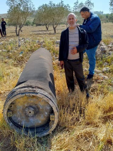أردنيون يلتقطون صوراً تذكارية مع الصواريخ