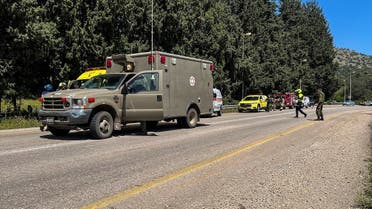 Las fuerzas de respuesta de emergencia trabajan después de que se informara que había personas heridas, en medio de las hostilidades transfronterizas en curso entre Hezbollah y las fuerzas israelíes, cerca de Arab al-Aramashe en el norte de Israel el 17 de abril de 2024. (Reuters)
