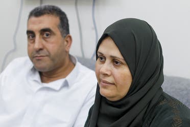La mujer palestina Najwa Abu Hamada, cuyos embriones de FIV fueron almacenados en el Centro de FIV Al-Basma, la clínica de fertilidad más grande de Gaza que fue alcanzada por un proyectil israelí durante el actual conflicto entre Israel y Hamás, se sienta junto a su marido durante una entrevista con Reuters en Doha. , Qatar, el 25 de marzo de 2024. (Reuters)