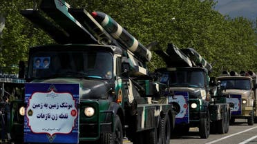 Se transportan misiles en camiones durante el desfile del Día del Ejército en una base militar en el norte de Teherán, Irán, el 17 de abril de 2024. (AP)