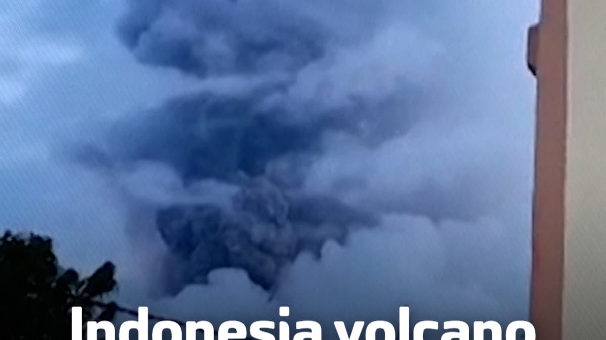 Ηφαίστειο της Ινδονησίας εκρήγνυται κατά τη διάρκεια καταιγίδας