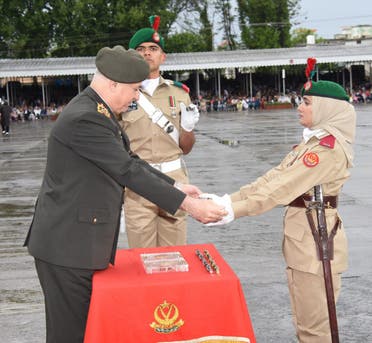 23ویں لیڈی کیڈٹ کورس کی کورس انڈر آفیسر شیر بانو ترک مہمان سے کمانڈنٹ کینز وصول کر رہی ہیں: آئی ایس پی آر