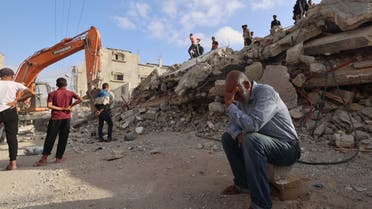 - Ένας Παλαιστίνιος άνδρας περιμένει τα νέα της κόρης του καθώς τα σωστικά συνεργεία αναζητούν επιζώντες κάτω από τα ερείπια ενός κτιρίου που χτυπήθηκε σε έναν ολονύκτιο ισραηλινό βομβαρδισμό στη Ράφα, στη νότια Λωρίδα της Γάζας, στις 21 Απριλίου 2024, εν μέσω της συνεχιζόμενης σύγκρουσης μεταξύ Ισραήλ και Παλαιστινιακή ισλαμιστική οργάνωση Χαμάς. (Φωτογραφία MOHAMMED ABED / AFP)