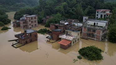 Una vista de un dron muestra casas sumergidas en las inundaciones tras fuertes lluvias, en una aldea de Qingyuan, provincia de Guangdong, China, el 22 de abril de 2024. (Reuters)