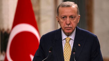 El primer ministro iraquí, Mohammed Shia al-Sudani, a la derecha, y el presidente turco, Recep Tayyip Erdogan, firman acuerdos mutuos durante su reunión en Bagdad, el 22 de abril de 2024. (AHMAD AL-RUBAYE / Pool Photo via AP)