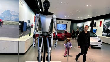 Un modelo de marketing que no funciona del robot humanoide Optimus propuesto por Tesla Inc., también conocido como Tesla Bot, se exhibe en Westfield Garden State Plaza en Paramus, Nueva Jersey, el jueves 2 de noviembre de 2023. (AP)