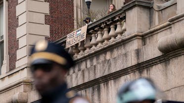 La policía hace guardia en primer plano mientras los manifestantes muestran su apoyo a los palestinos en Gaza, en la Universidad de Columbia en la ciudad de Nueva York, el 24 de abril de 2024. (Reuters)