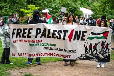 فلسطینی حامی مظاہرین 27 اپریل 2024 کو واشنگٹن ڈی سی میں واشنگٹن ہلٹن میں وائٹ ہاؤس کے نامہ نگاروں کی ایسوسی ایشن (WHCA) کے عشائیہ کے باہر مظاہرہ کر رہے ہیں۔ (AFP)