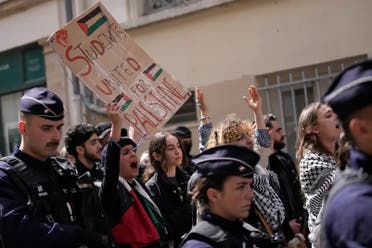 فرانس میں یونیورسٹی طلبہ اسرائیل کیخلاف احتجاج کرتے ہوئے