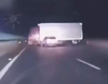صورة متداولة للشاحنة التي قطعت الطريق أمام السيارة فأنقذتهم