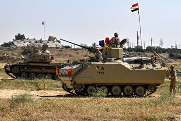 دبابات تابعة للجيش المصري على الجانب المصري من معبر رفح - فرانس برس