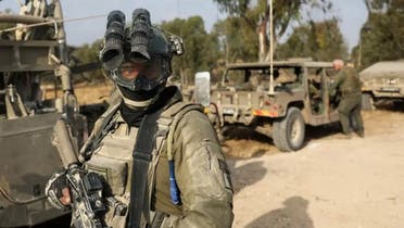 Un soldado israelí junto a vehículos militares cerca de la frontera de Israel con Gaza, en medio del conflicto en curso en Gaza entre Israel y Hamás, en el sur de Israel, el 1 de mayo de 2024. (Reuters)