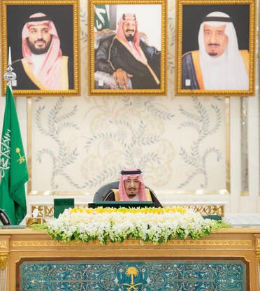 الملك سلمان خلال رئاسته جلسة مجلس الوزراء في جدة 