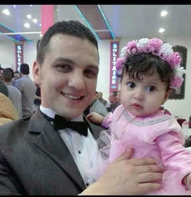 المعلم الضحية مع طفلته