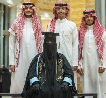 الخريجة مع أبنائها