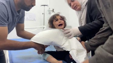 Un niño palestino, herido en un ataque israelí en una zona designada para personas desplazadas, recibe asistencia en un hospital mientras continúa la guerra en Gaza, en Rafah, en el sur de la Franja de Gaza, el 26 de mayo de 2024. (Reuters)  