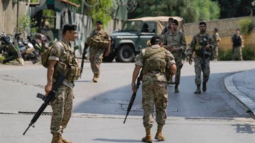 Un hombre armado fue capturado por soldados libaneses después de intentar atacar la embajada de Estados Unidos cerca de Beirut el miércoles, informó el ejército. (Foto AP/Bilal Hussein)