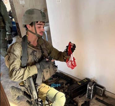 Un soldado israelí manipula las pertenencias de una casa palestina en Gaza