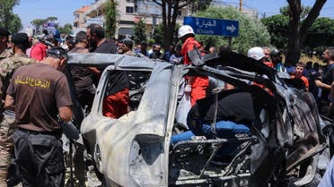 TOPSHOT - Μέλη και κάτοικοι της υπηρεσίας έκτακτης ανάγκης και ασφαλείας συγκεντρώνονται γύρω από το κουφάρι ενός αυτοκινήτου στον τόπο μιας ισραηλινής επίθεσης στην πόλη al-Khiyara στη δυτική περιοχή Bekaa του Λιβάνου στις 22 Ιουνίου 2024, η οποία σκότωσε ένα μέλος της ομάδας Jamaa Islamiya σύμφωνα με Λιβανέζικη πηγή ασφαλείας. Ο Γενικός Γραμματέας του ΟΗΕ Αντόνιο Γκουτέρες προειδοποίησε στις 21 Ιουνίου ότι οι μάχες μεταξύ Ισραήλ και Χεζμπολάχ δεν πρέπει να μετατρέψουν τον Λίβανο σε άλλη Γάζα. (Φωτογραφία Hassan JARRAH / AFP)