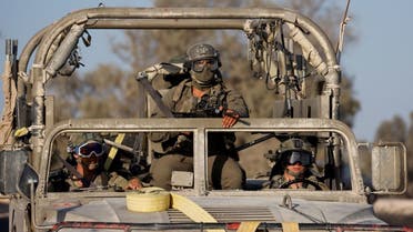 Un jeep militar israelí maniobra cerca de la frontera entre Israel y Gaza, en medio del conflicto entre Israel y Hamas, en Israel, el 24 de junio de 2024. (Reuters)