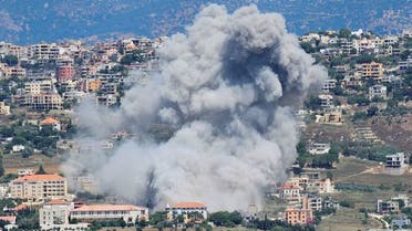 El humo se eleva desde la ciudad de Khiam, en el sur del Líbano, en medio de las hostilidades transfronterizas en curso entre Hezbolá y las fuerzas israelíes, como se ve en la imagen de la ciudad de Qlayaa, en el sur del Líbano, el 25 de junio de 2024. (Reuters)