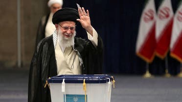 El líder supremo de Irán, Ali Khamenei, emite su voto durante las elecciones presidenciales en Teherán, Irán, el 28 de junio de 2024. (Vía Reuters)