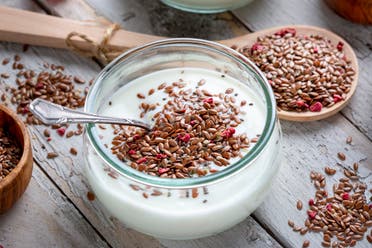 بذور مختلفة على كوب من الزبادي - آيستوك