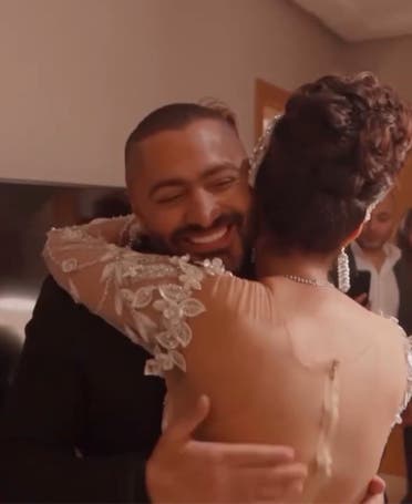 تامر حسني يحتضن العروس.. من مقطع الفيديو