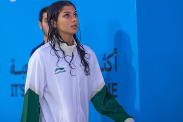 تؤمن مشاعل العايد بأن السباحة تمنحها شعوراً بالحرية والقوة