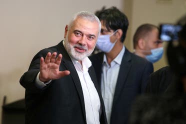 El jefe de Hamás, Ismail Haniyeh, saluda mientras asiste a la reunión de las facciones palestinas sobre el acuerdo de Israel y los Emiratos Árabes Unidos para normalizar las relaciones, en Beirut, Líbano, el 3 de septiembre de 2020. (Reuters)