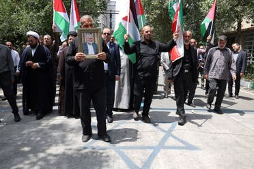 La gente asiste a una manifestación contra Israel tras el asesinato del líder de Hamás, Ismail Haniyeh, en Teherán, Irán, el 31 de julio de 2024. (Vía Reuters)