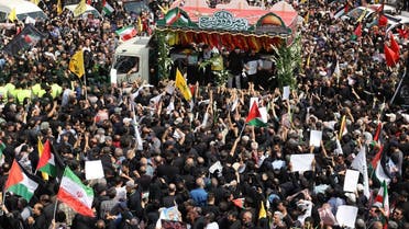 Iraníes se reúnen para la procesión fúnebre del jefe asesinado de Hamas, Ismail Haniyeh y su guardaespaldas Wasim Abu Shaaban, en Teherán, Irán, el 1 de agosto de 2024. (Reuters)