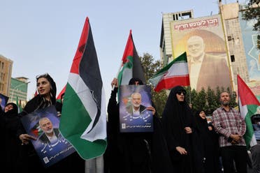 Varias personas sostienen banderas palestinas mientras asisten a una manifestación contra Israel tras el asesinato del líder de Hamás, Ismail Haniyeh, en Teherán, Irán, el 31 de julio de 2024. (Vía Reuters)